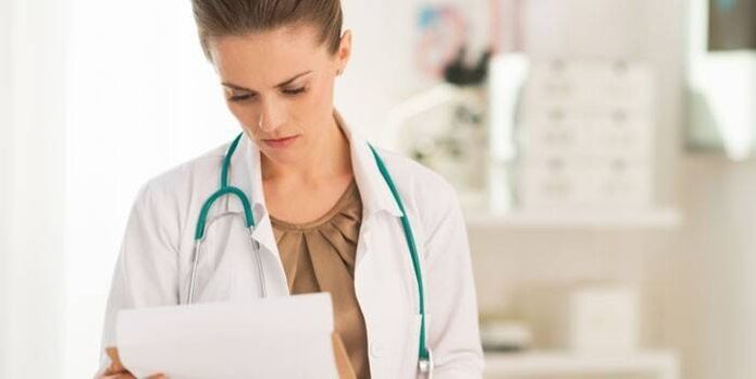 O médico examina probas para diagnosticar o virus do papiloma
